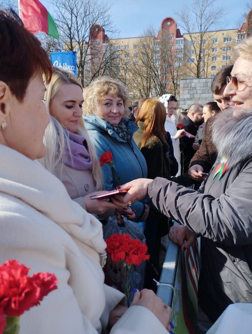 В День Конституции в Полоцке возле памятника Освободителям прошла масштабная акция "Гражданская позиция". 
